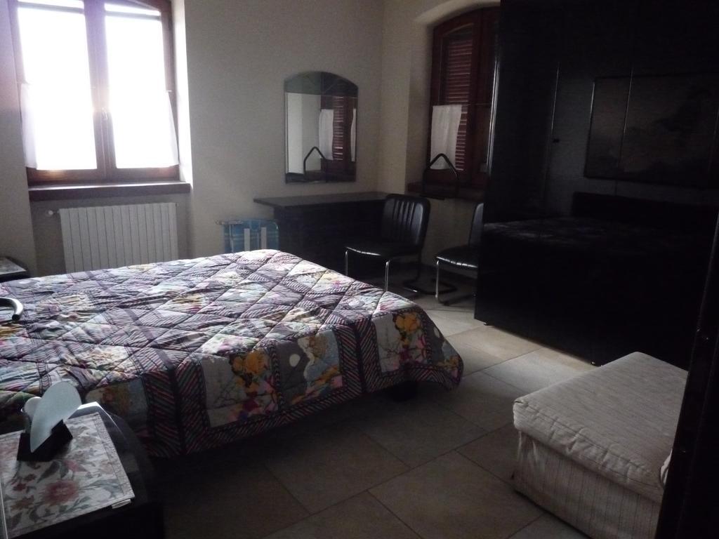 Appartement La Vigna Del Parroco à Verduno Chambre photo